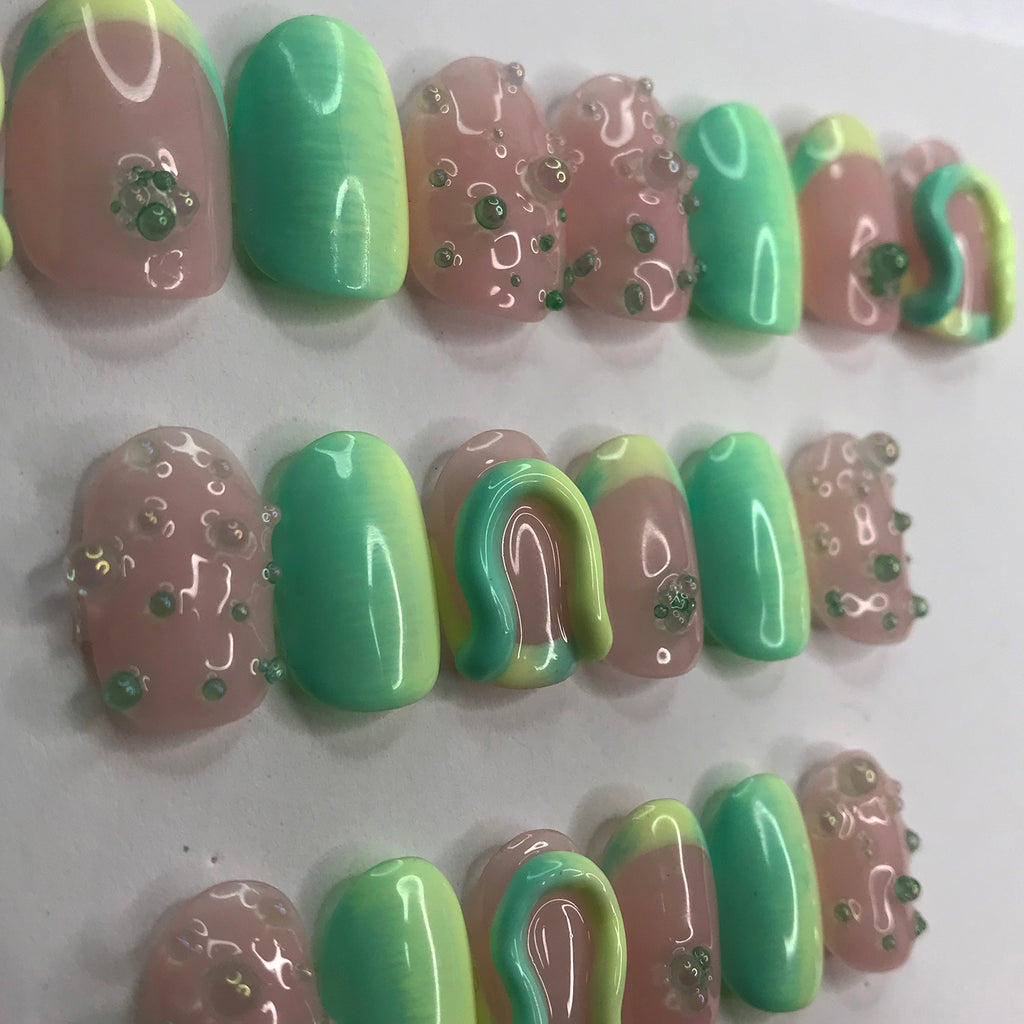 E s c_ SHORT OVAL PRESS-ON NAILS with ombré and bead detail