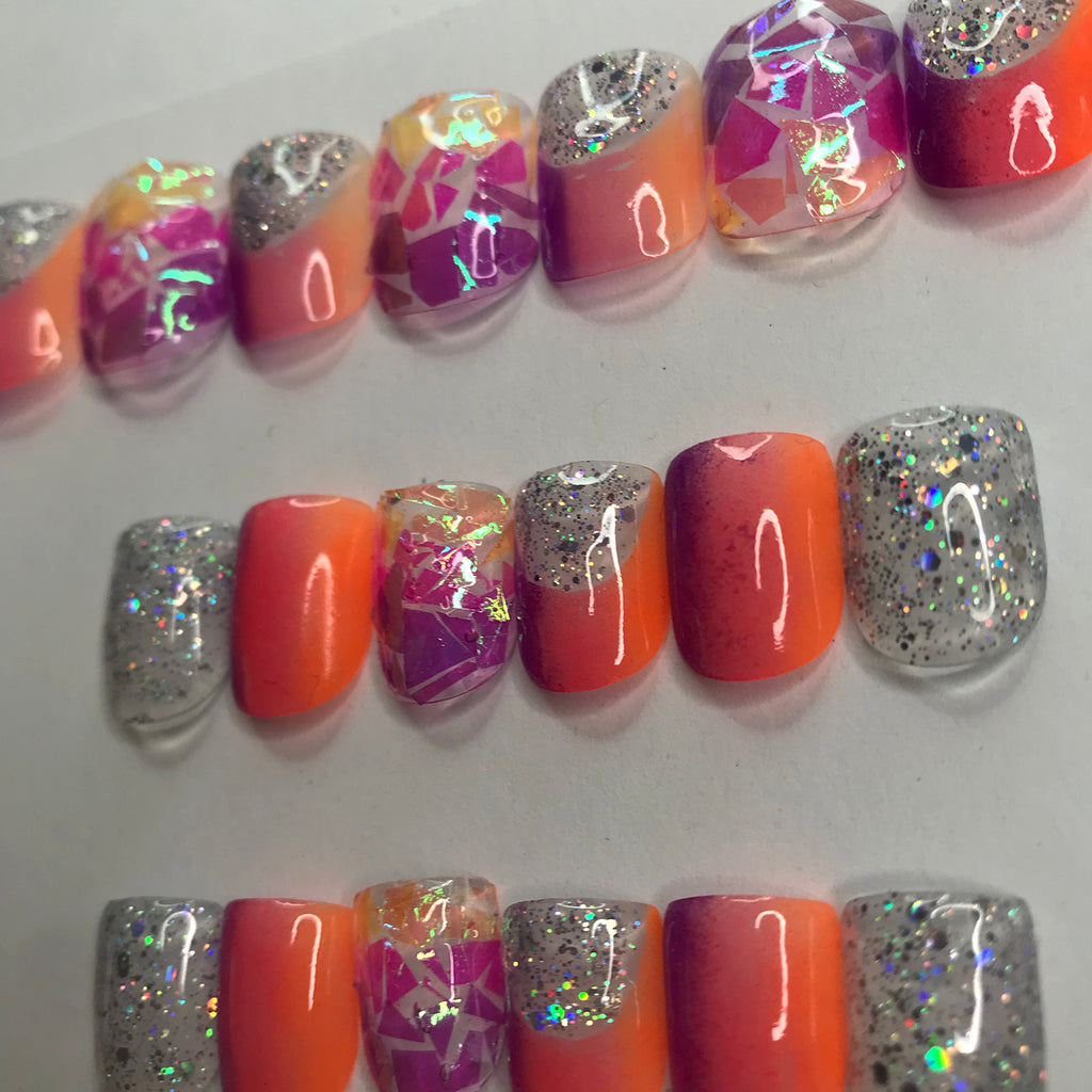 E s c_ SHORT SQUARE PRESS-ON NAILS with ombré and glitter detail