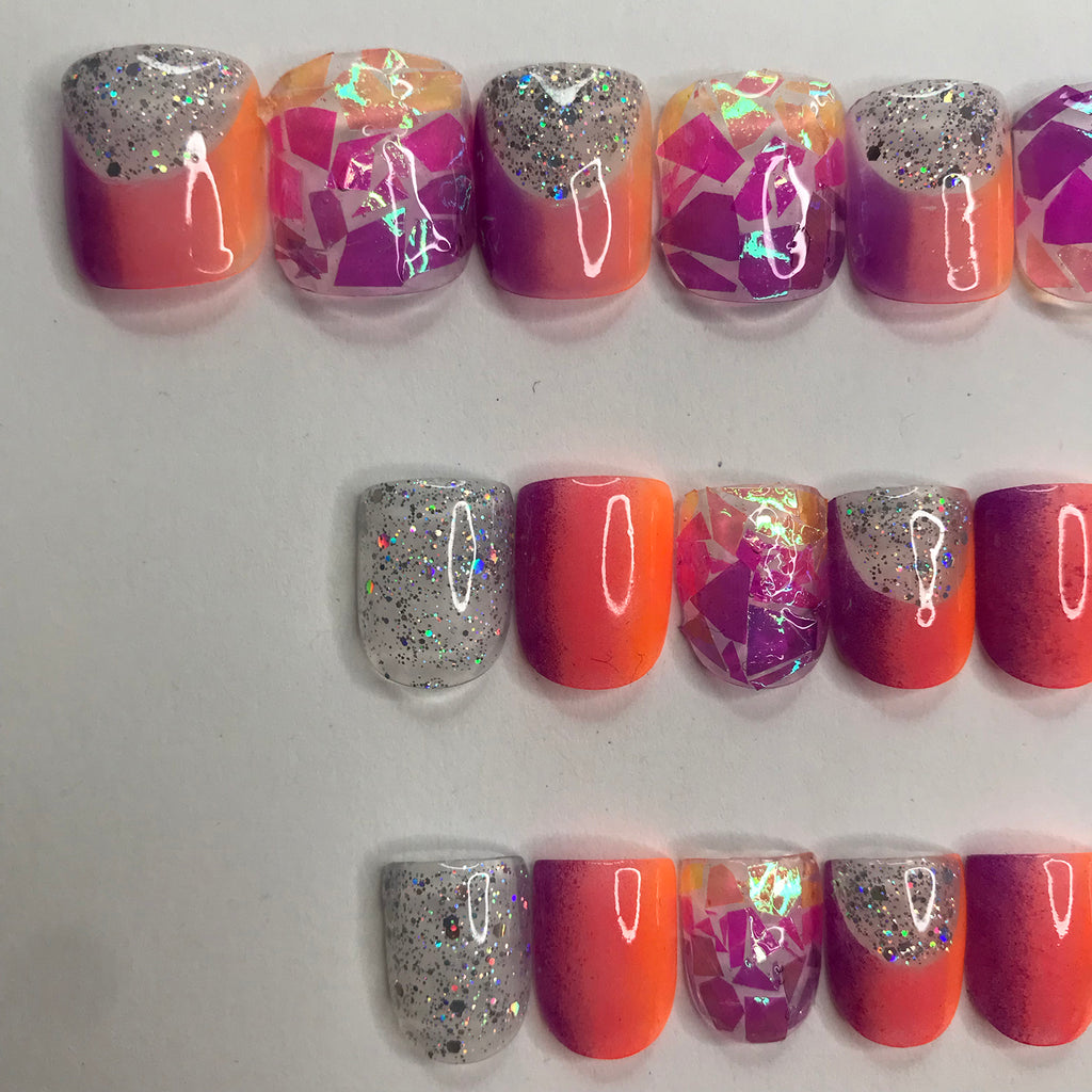 E s c_ SHORT SQUARE PRESS-ON NAILS with ombré and glitter detail