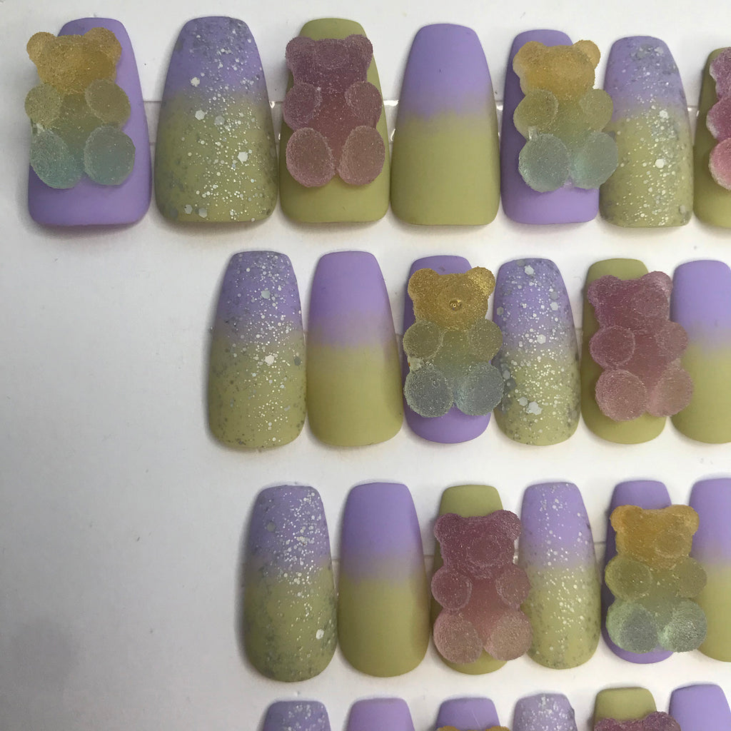 E s c_ MEDIUM COFFIN PRESS-ON NAILS with gummy bears