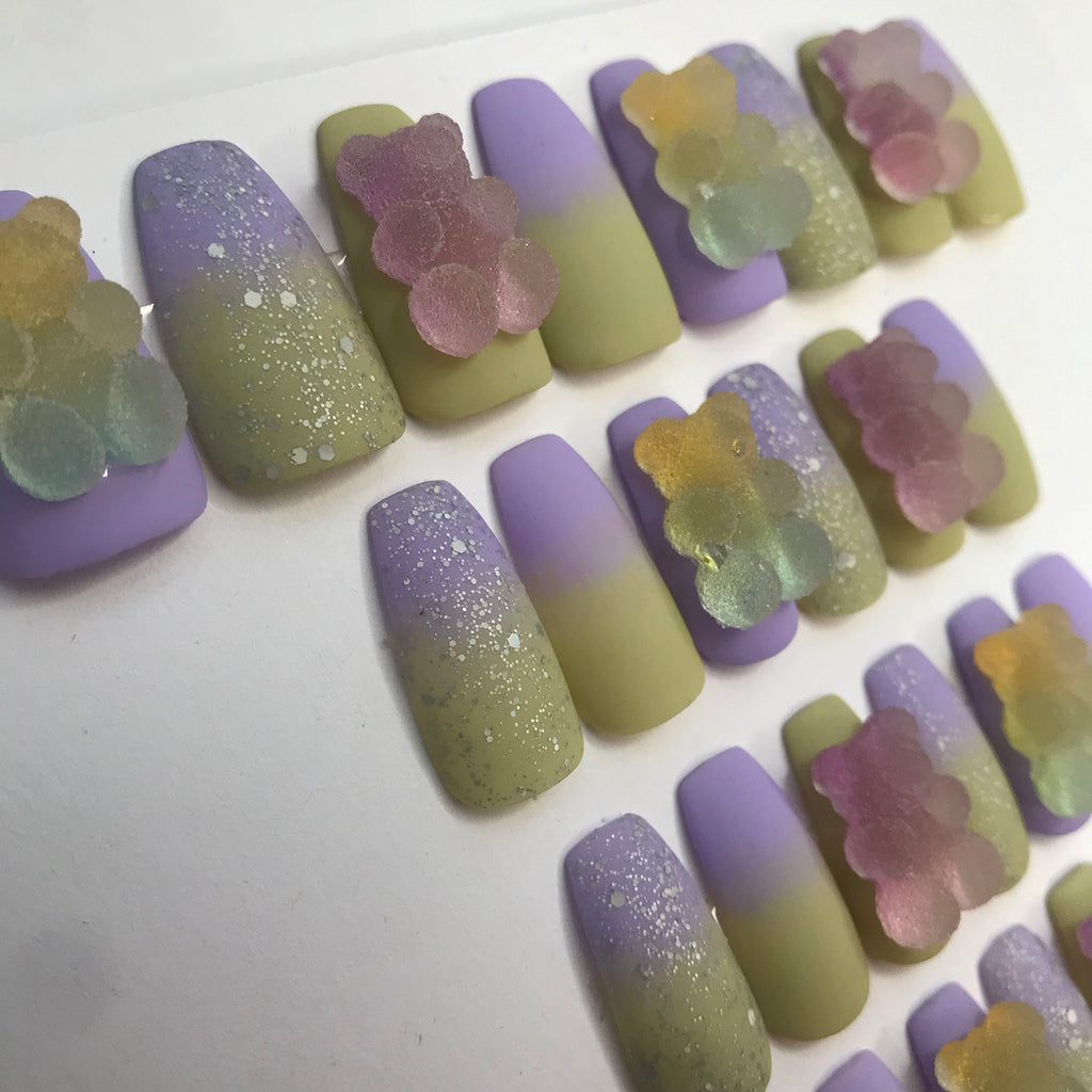 E s c_ MEDIUM COFFIN PRESS-ON NAILS with gummy bears